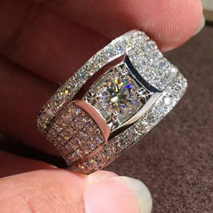 Anello da Donna T0902 in Oro Bianco con Diamante Taglio Smeraldo, Colore G Naturale, Gioiello di Fidanzamento con Diamanti Laterali - Product Image 1