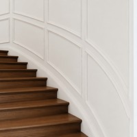 Escaliers courbes au design moderne avec rampes en bois de chêne rouge massif