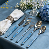 Couverts de luxe en acier inoxydable avec manche en acrylique blanc, couteau, fourchette et cuillère à effet coquillage pour la mise en place de tables de mariage et d'hôtel