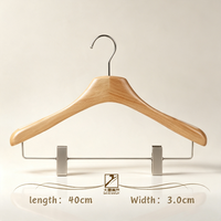 Cintre classique en bois naturel avec double bretelles, bandes antidérapantes et sous-clip pour l'affichage des vêtements