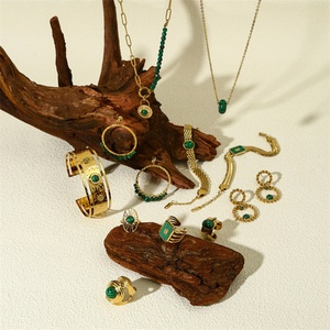 Vente en gros de parures de bijoux en acier inoxydable pour femmes avec charme en pierre naturelle verte - Product Image 1