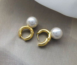 Pendientes de aro Vintage franceses de oro de 18 quilates Europeo Americano de alta calidad, hebilla de oreja de bucle pequeño, forma de bola chapada en perlas, Estilo clásico - Product Image 2