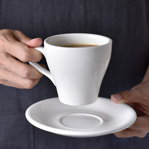 Juego de taza y platillo de cerámica blanca minimalista para espresso, taza de café cónica con logo personalizado para hotel, restaurante, cafetería, tienda, regalo de boda - Product Image 1
