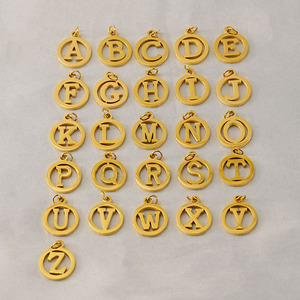 Dijes de disco con letras iniciales de la A a la Z recortadas |   Colgantes de Letras del Alfabeto en Acero Inoxidable con Baño de Oro PVD de 18K |   Impermeable, Hipoalergénico y Resistente a la Decoloración - Product Image 2