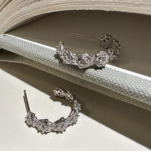 Pendientes Pequeños de Plata de Ley S925 con Diseño de Flor, Estilo Simple, Moderno, Retro Francés, Elegante, para Bodas y Ocasiones Especiales - Product Image 1