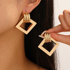Boucles d'oreilles créoles rectangulaires torsadées géométriques bohèmes pour femmes, nouveauté en gros - Product Image 1