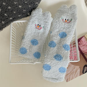 Chaussettes d'intérieur épaisses en polaire corail de style japonais brodées avec un motif de pudding pour femmes, Jingwen OEM, hiver - Product Image 3
