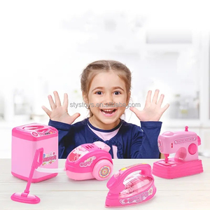 Set di 4 Mini Elettrodomestici per Famiglia Felice, Strumenti di Pulizia Simulati in Plastica per Bambini, Giocattoli per Bambole - Product Image 2