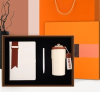 Ensemble cadeau de bloc-notes noir, stylo et porte-clés pour événements d'entreprise, personnalisation de la marque et commandes en gros