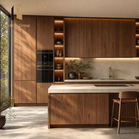 Meubles d'îlot de cuisine en bois massif de chêne avec comptoir en marbre couleur naturelle, conception personnalisée pour projet de construction de villa complète