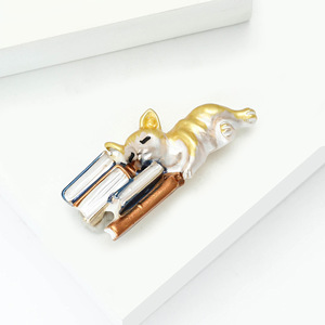 Lindo gato perezoso broche mentira en <span class=keywords><strong>libro</strong></span> pequeño Pin dibujos animados señoras esmalte neutro Pin camisa insignia estudiante joyería regalo - Product Image 6