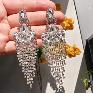 Boucles d'oreilles de luxe à longues pampilles entièrement ornées de strass, élégantes et haut de gamme, pour mariée, plaquées or, pour soirées, en alliage de zinc - Product Image 1