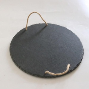 Plato redondo de pizarra negra directo de fábrica con cuerda de cáñamo Platos y platos duraderos - Product Image 2