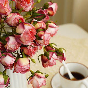 Vente en gros usine – Nouvelle collection de 7 têtes de roses artificielles en soie à bords brûlés pour centres de table de mariage, fêtes et décoration intérieure - Product Image 5