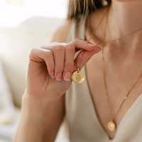 Collier personnalisé en acier inoxydable plaqué or à disque commémoratif d'empreintes digitales bijoux gravés personnalisés cadeau sentimental pour les femmes