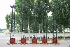 गर्म बिक्री छोटे इलेक्ट्रिक पैलेट स्टेकर 2टन 3 मीटर बैटरी खड़ी-ऑन प्रकार फुल इलेक्ट्रिक बैटरी - Product Image 4