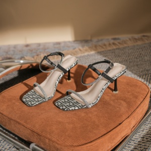 Sandalias de Tacón de Aguja de Talla Grande para Verano, Transpirables y Suaves, con Diseño a Cuadros Exquisito, Antideslizantes y Cómodas de Poner - Product Image 1