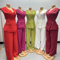 Nouvel ensemble deux pièces mode printemps-automne 2026 pour femme : haut sans manches ajusté à col en V et lacets, et pantalon taille haute à jambes larges