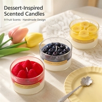 Creatieve geurkaars met mousse-achtige, gelaagde, realistische fruittopping in glazen kaarsenpotten voor thuisdecoratie