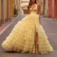 Robe de bal jaune personnalisée, style A-line, sans manches, à volants, plissée, avec fente haute, décolleté cœur, pour soirée formelle