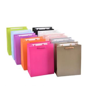 Boîte cadeau en papier kraft simple de haute qualité avec poignée pour mariages, anniversaires, fêtes, comprend un ruban accessoire pour la promotion - Product Image 1
