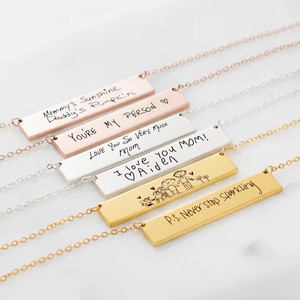 Collier barre personnalisé gravé <span class=keywords><strong>avec</strong></span> <span class=keywords><strong>dessin</strong></span> de bébé et lettre, en acier inoxydable plaqué or 18 carats, pendentif tendance pour hommes et femmes - Product Image 1