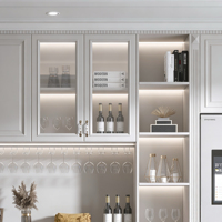 Meuble de cuisine moderne sur mesure en bois massif blanc avec éclairage LED, vitrine à vin, plateau tournant, évier, tiroir et charnières à fermeture douce