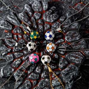 Nouveau best-seller Bijoux pour hommes punk en acier inoxydable Collier à pendentif football plaqué or - Product Image 3