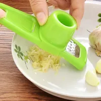Presse à ail manuelle multifonctionnelle, 1 pièce, râpe à gingembre, outil de cuisine en plastique, éplucheur d'ail