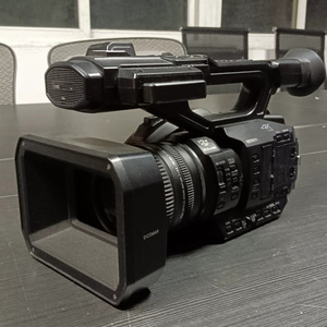 กล้องวิดีโอ Panasonic AG-UX90 ระดับไฮเอนด์ ซูมออปติคอล 15 เท่า ความละเอียด 4K สำหรับงานถ่ายทำสารคดี / การถ่ายทำแบบสัมภาษณ์ - Product Image 1