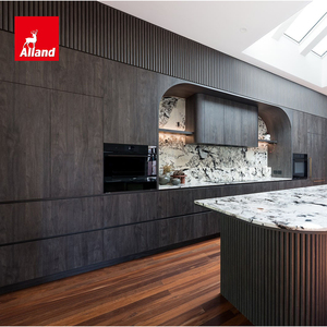 Gabinetes <span class=keywords><strong>de</strong></span> Cocina Contemporáneos Personalizados Alland con Paneles <span class=keywords><strong>de</strong></span> Madera Acanalada en Acabado Roble Oscuro y Isla <span class=keywords><strong>de</strong></span> Mármol Curvado Acanalado - Product Image 3