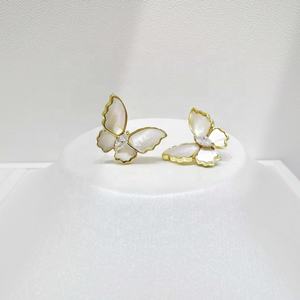 Boucles d'oreilles clous coréennes en argent 925 et or 14 carats, de luxe, pour mariée, mode estivale, pour femme, avec pierres précieuses, fleurs et papillons - Product Image 3