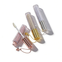 Flacon de brillant à lèvres vide de luxe en PETG de 4,8 ml avec chaîne de suspension pour emballage cosmétique haut de gamme