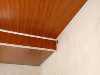 Panel de techo de PVC falso impermeable ecológico de bajo precio, paneles de techo de PVC de madera, ancho de 30 cm para el mercado indio