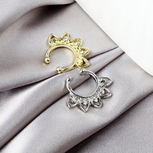 Zesen à la mode <span class=keywords><strong>diamant</strong></span> incrusté creux fleur en forme de <span class=keywords><strong>faux</strong></span> anneau de nez avec pince-nez en forme de U et accessoire de perçage corporel - Product Image 3