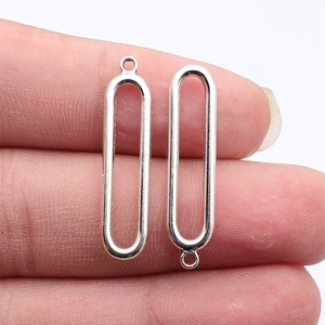 Accesorio decorativo DIY multicolor de 33x7.8mm, 1.3g, colgante geométrico elíptico hueco. - Product Image 1