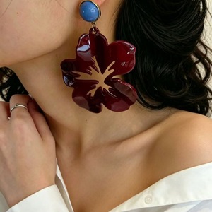 Pendientes de mujer Luoyan de estilo retro francés, con flor de pétalos grandes de resina acrílica única y <span class=keywords><strong>estambre</strong></span> blanco exagerado, a la moda. - Product Image 3
