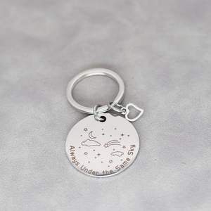 <span class=keywords><strong>Siempre</strong></span> bajo <span class=keywords><strong>el</strong></span> <span class=keywords><strong>mismo</strong></span> cielo Llavero de acero inoxidable Amantes Regalo del <span class=keywords><strong>día</strong></span> de San Valentín Personalidad Logotipo tallado DIY - Product Image 6