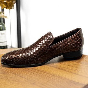 Chaussures en cuir tissé tendance, chaussures décontractées, chaussures en cuir véritable, conçues par un professionnel, fabriquées à la main. - Product Image 2