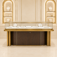 Vitrine de présentation de bijoux sécurisée avec verre incurvé, finition dorée, grain de bois foncé, rangement verrouillable pour les bijouteries professionnelles