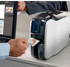 Imprimante de cartes d'identité couleur <span class=keywords><strong>Zebra</strong></span> ZC100 avec impression couleur et monochrome 300 dpi CR80 simple face Interface USB En stock - Product Image 1