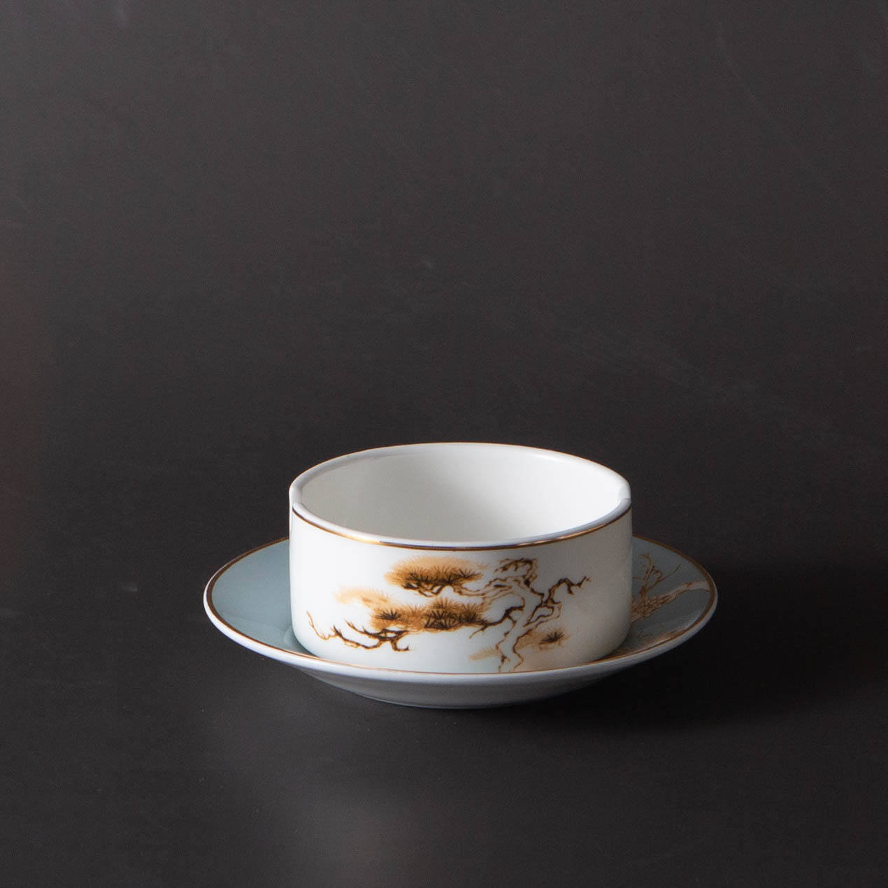 The ashtray comes with a plate