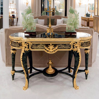 Console de style néoclassique français opulent en bois massif et plateau en marbre, dorée à la main, pour la décoration du hall d'une villa