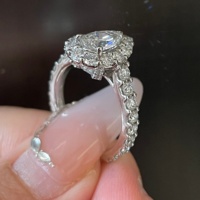 Bague Double Halo en Or 14K avec Diamant de Laboratoire Taille Poire et Pavé Floral, Collection Good Century – Élégante Pièce de Mariage Spectaculaire