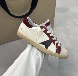 Zapatillas Deportivas Casuales Unisex con Suela Plana y Comodidad, Diseño Vintage Lavado y Desgastado, Parte Superior con Textura de Piel de Cocodrilo, Parche de Estrella, Combinación de Colores Borgoña - Product Image 6