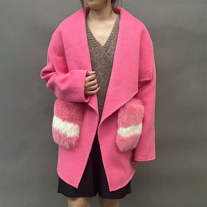 <span class=keywords><strong>Cappotto</strong></span> in Cashmere alla moda da donna con grandi <span class=keywords><strong>tasche</strong></span> di pelliccia di nuovo Design - Product Image 2