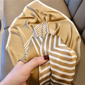 وشاح نسائي جديد كبير مربع الشكل 90 سم بخطوط سوداء وبيضاء، مناسب لجميع المواسم، مصنوع من البوليستر الرقمي للصيف - Product Image 6