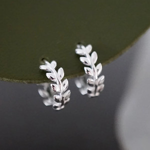 Orecchini a Foglia per Donne, Design Minimalista Ispirato alla Natura, Gioielli Versatili per Ufficio e Uso Quotidiano - Product Image 1