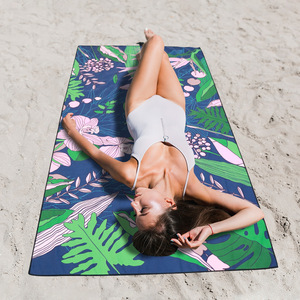 Asciugamano da Spiaggia Personalizzato a Doppio Lato in Pile con Stampa Floreale Tropicale, Asciugatura Rapida, Assorbente, in Microfibra per Nuoto e Bagno - Product Image 4