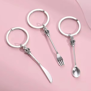 Cadeaux promotionnels très vendus Porte-clés en métal argenté mignon en gros Couteau Fourchette Cuillère Porte-clés Personnalisé Couronne Porte-clés en métal 3D - Product Image 1